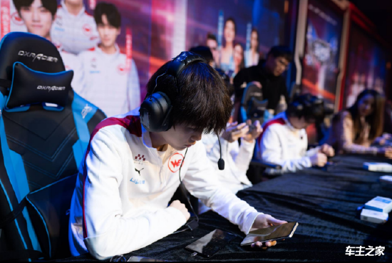 MongolZ 通过击败 Eternal Fire 成功晋级 IEM Cologne 2024。